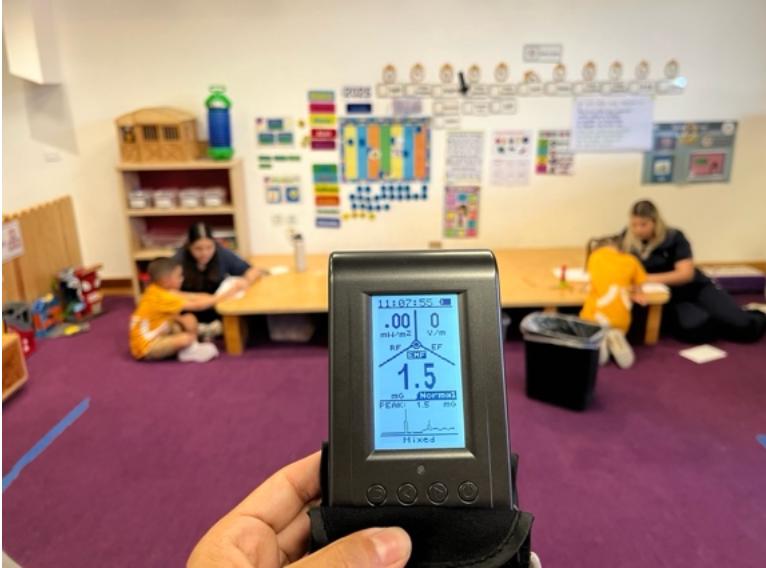 Medición EMF en aula de preescolar con niños