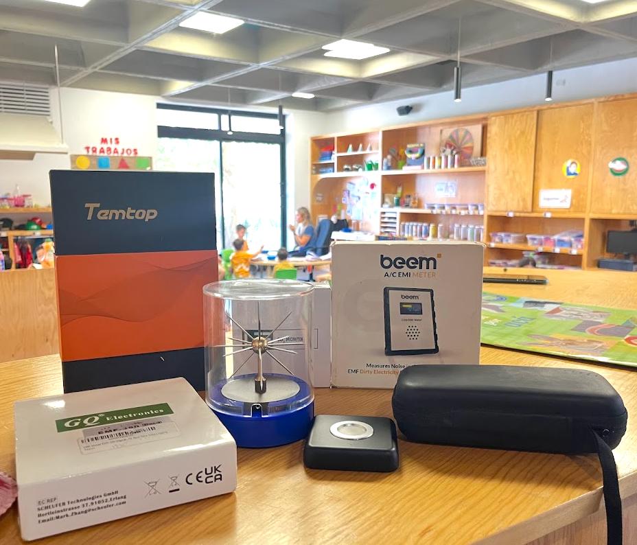 Meliza Chávez midiendo campos EMF en patio del preescolar